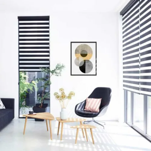 Sorte duoroller skaber et minimalistisk udtryk i moderne stue. Få inspiration til Duoroller. Book vores gardinbus gratis.